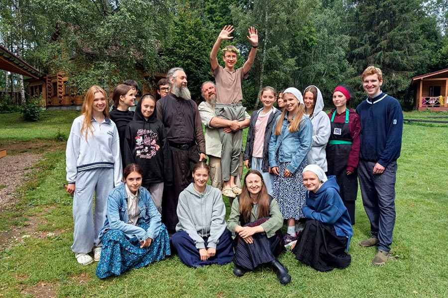 священник среди подростков