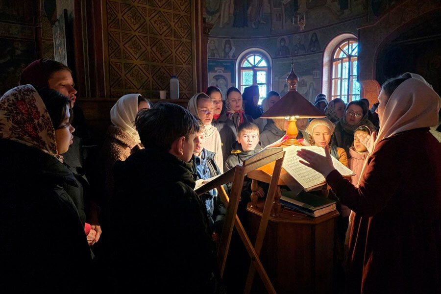 дети поют в храме