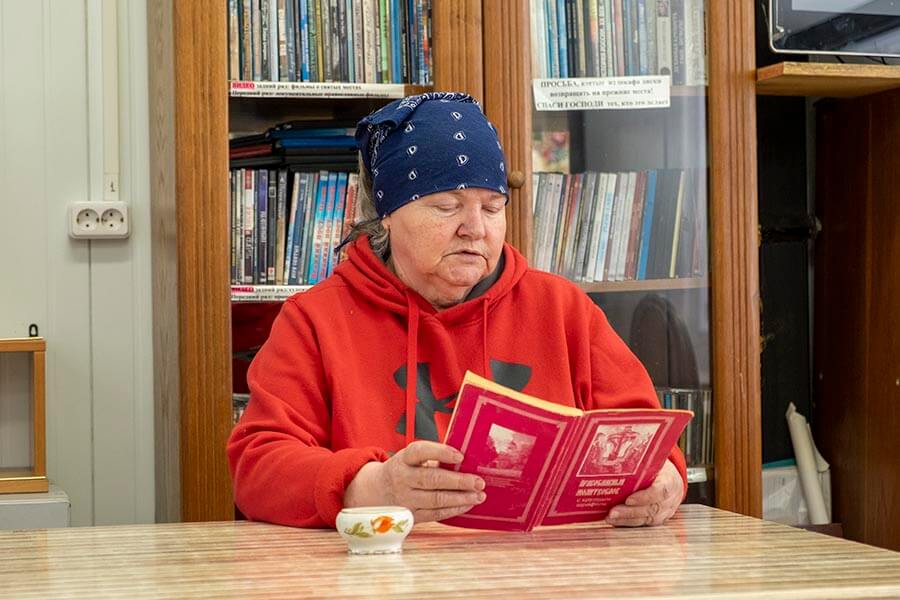 сестра читает молитвослов