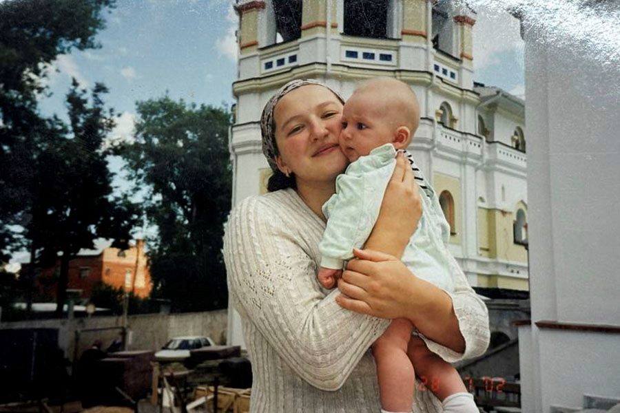 с младенцем на руках