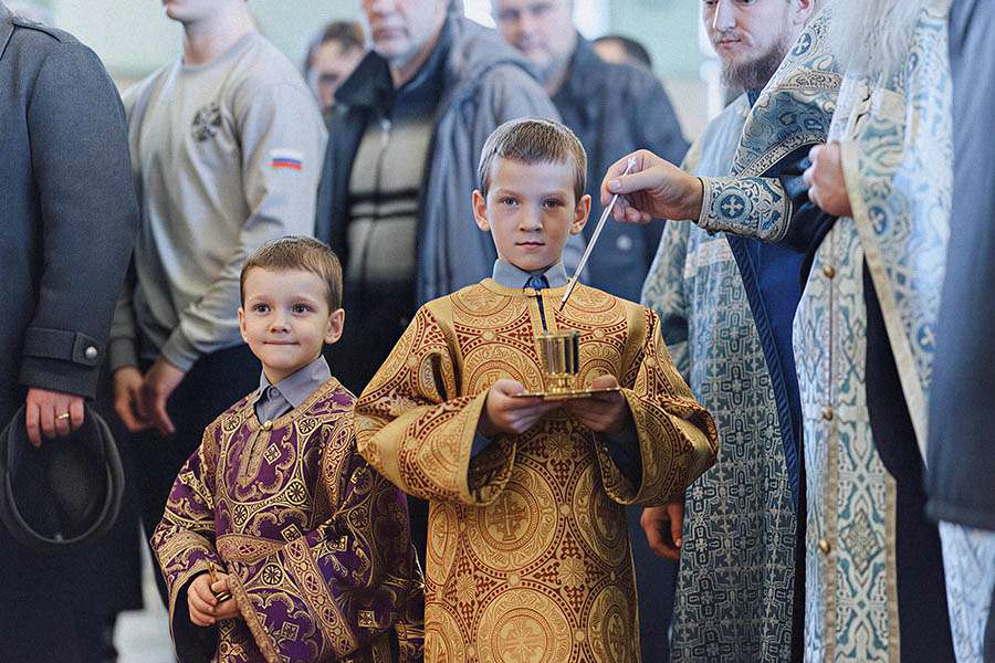 дети помогают в храме