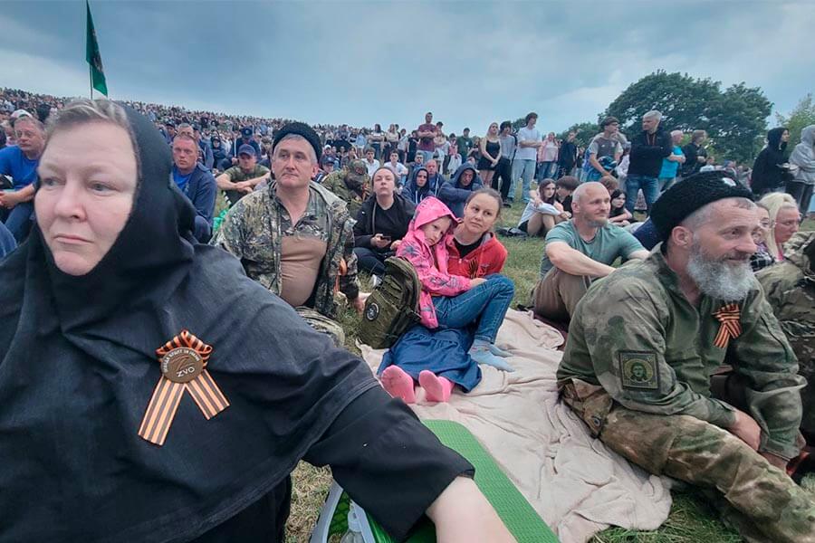 монахиня и множество людей