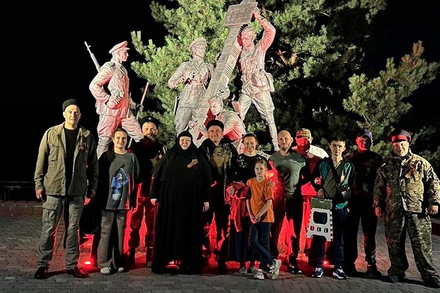 группа у памятника пограничникам