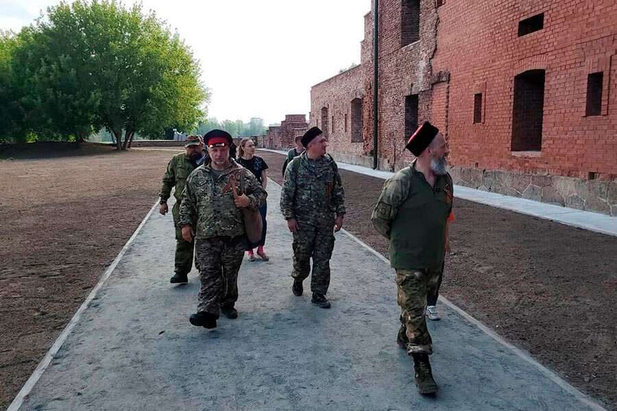 у входа в башню