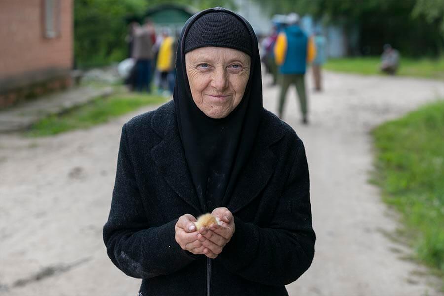 монахиня с птенцом