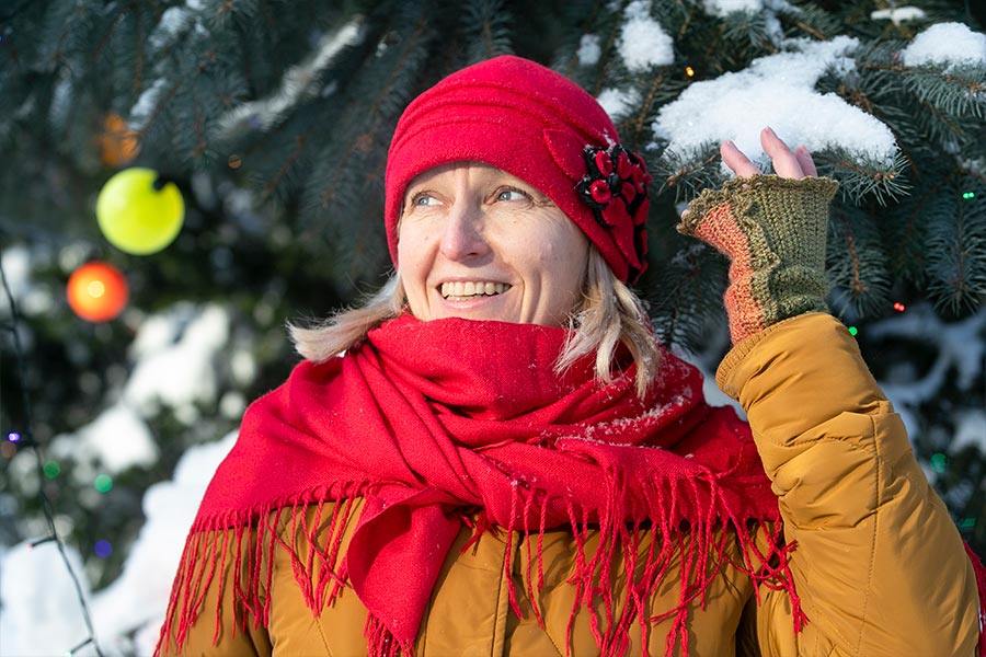 радостная усыновительница