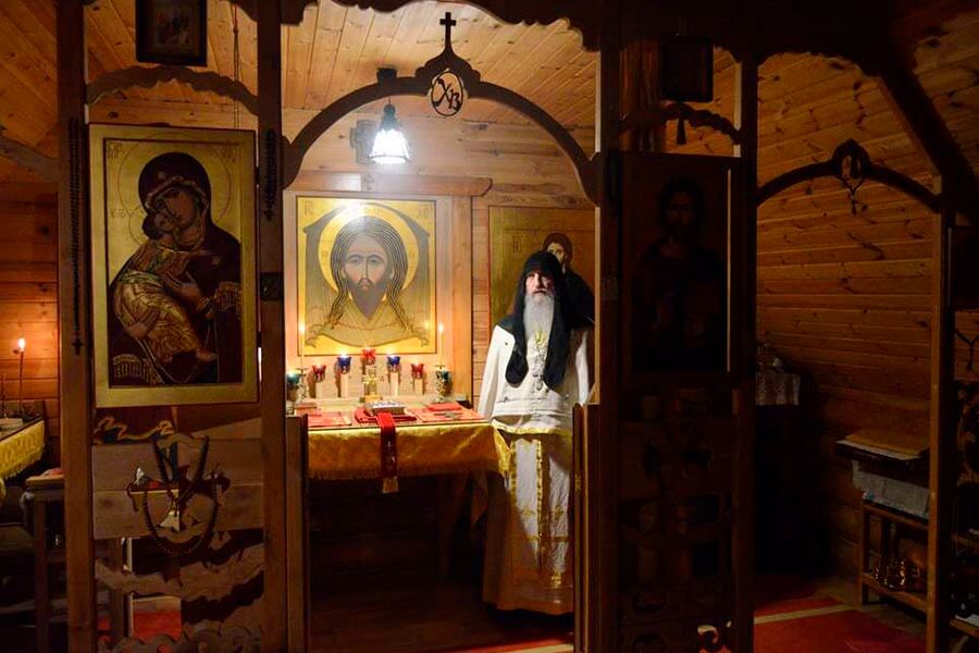 Отец Роман совершает литургию 