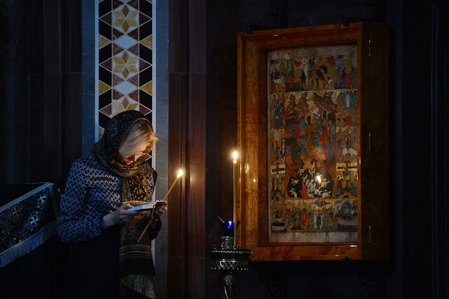 женщина молится