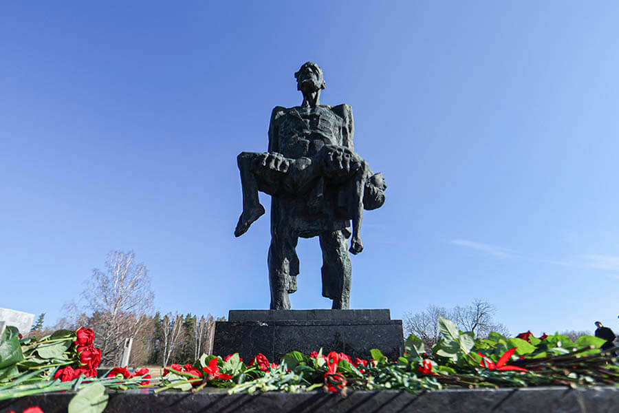 статуя старика в хатыни