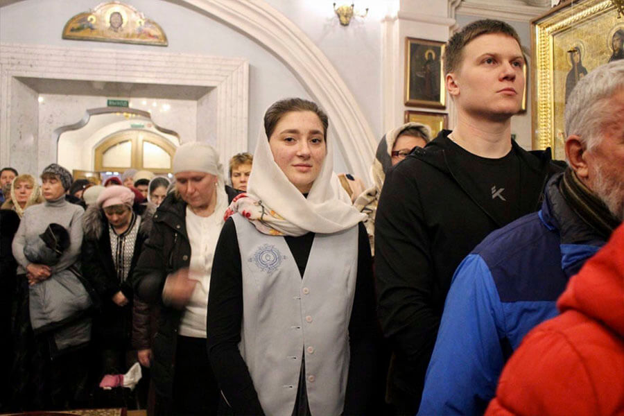 люди в храме