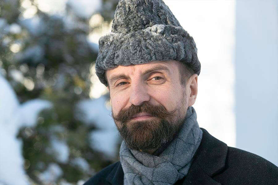 в интересном головном уборе