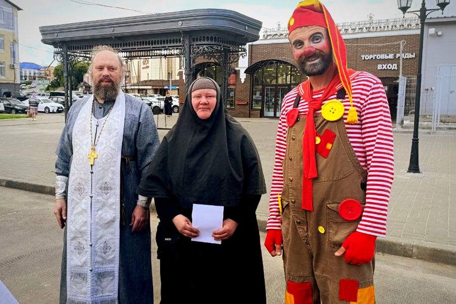 священник монахиня и клоун 