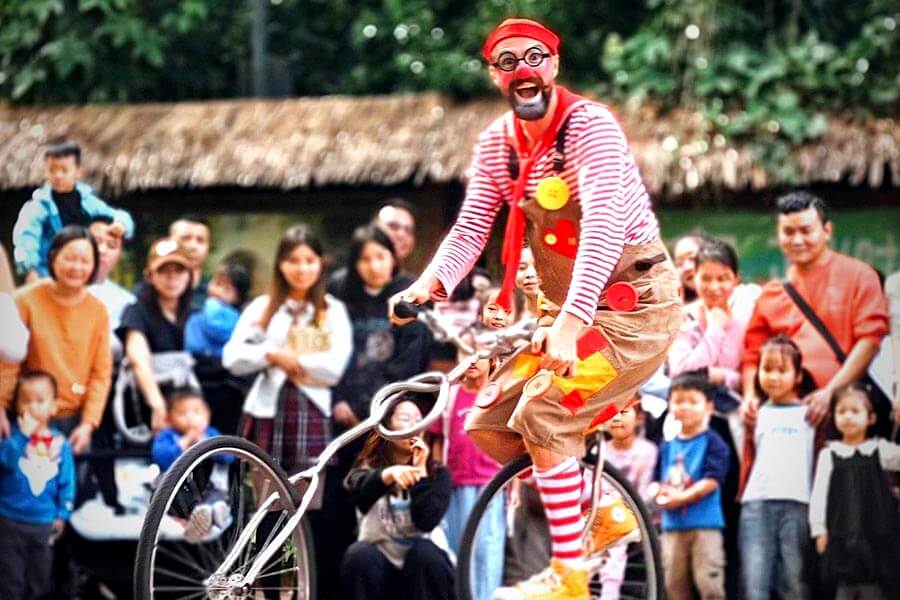 клоун на велосипеде