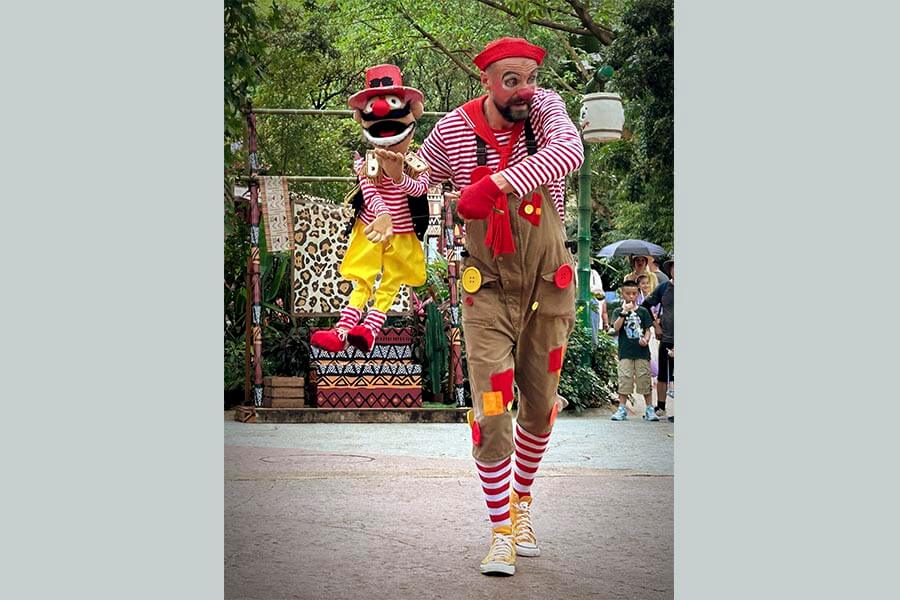 клоун с куклой