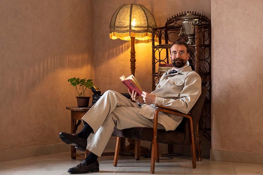 в пенсне и костюме