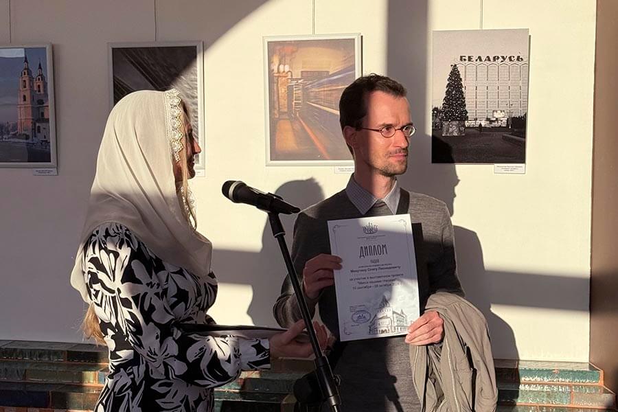 парень получил диплом