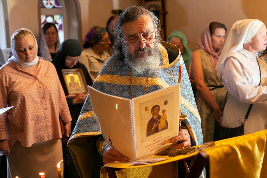 священник читает акафист