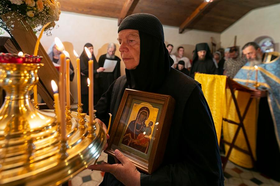 монахиня с иконой