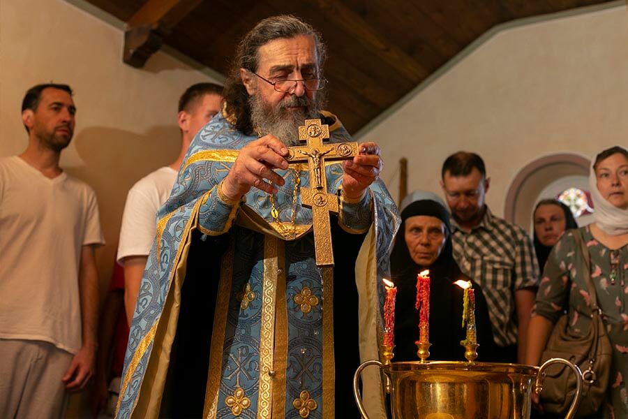 священник с крестом