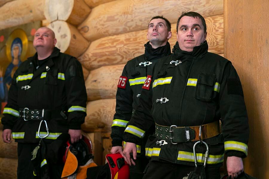 пожарные в храме