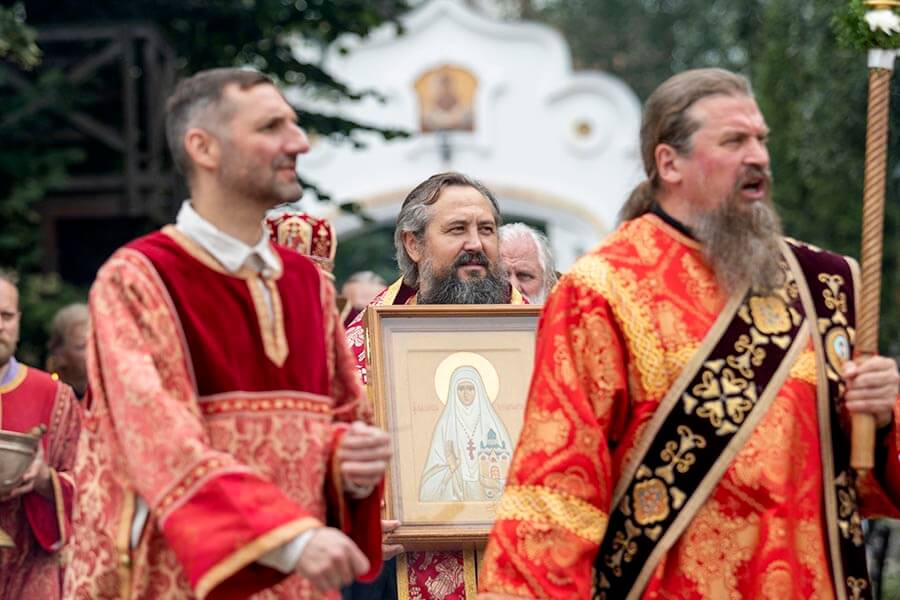 крестный ход в монастыре
