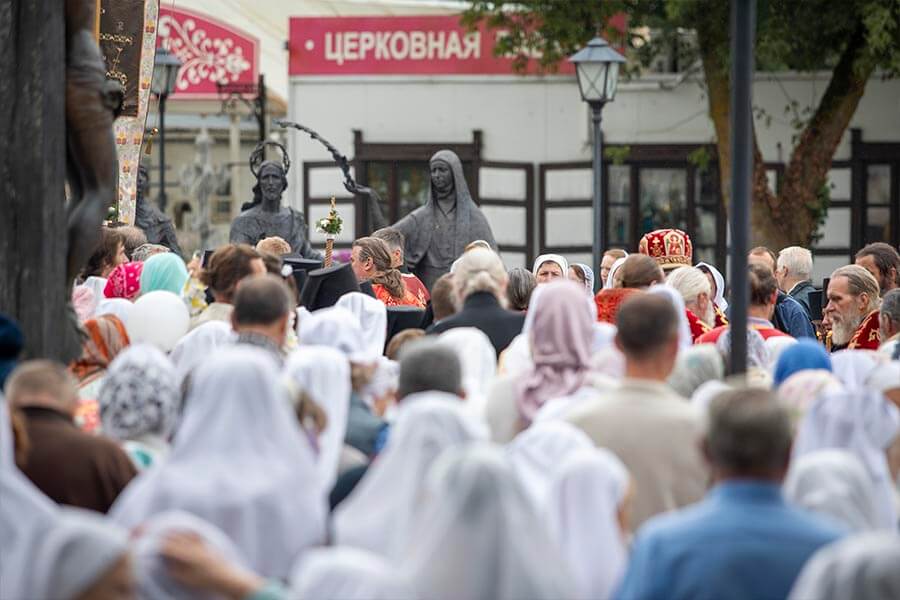 люди возле памятника