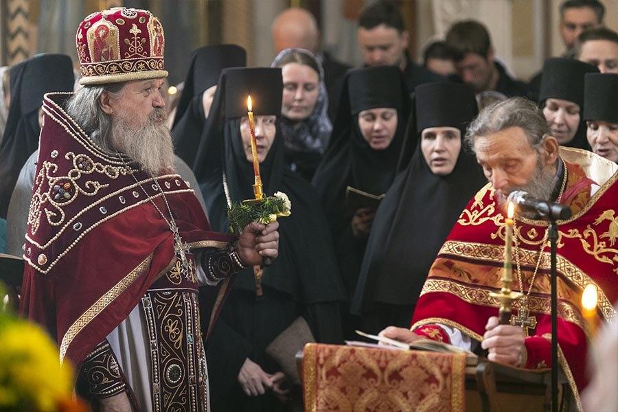 духовник и монахини