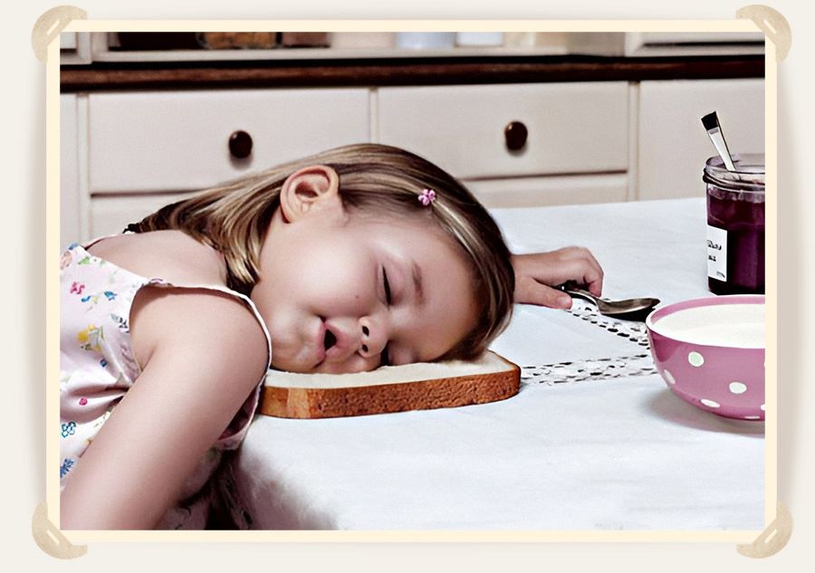 девочка заснула за едой