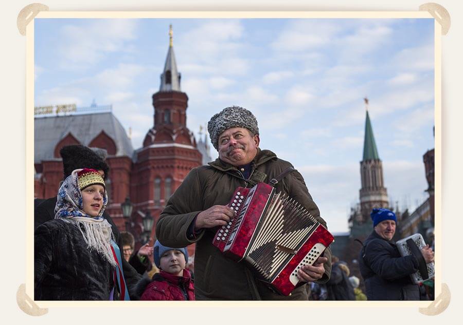 играет на гармони
