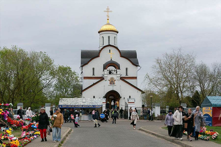 храм на кладбище 