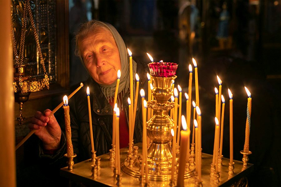 бабушка молится