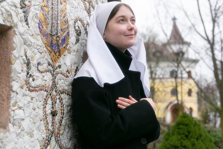 сестра смотрит в высь