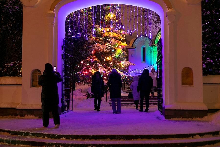 храм украшенный на Рождество