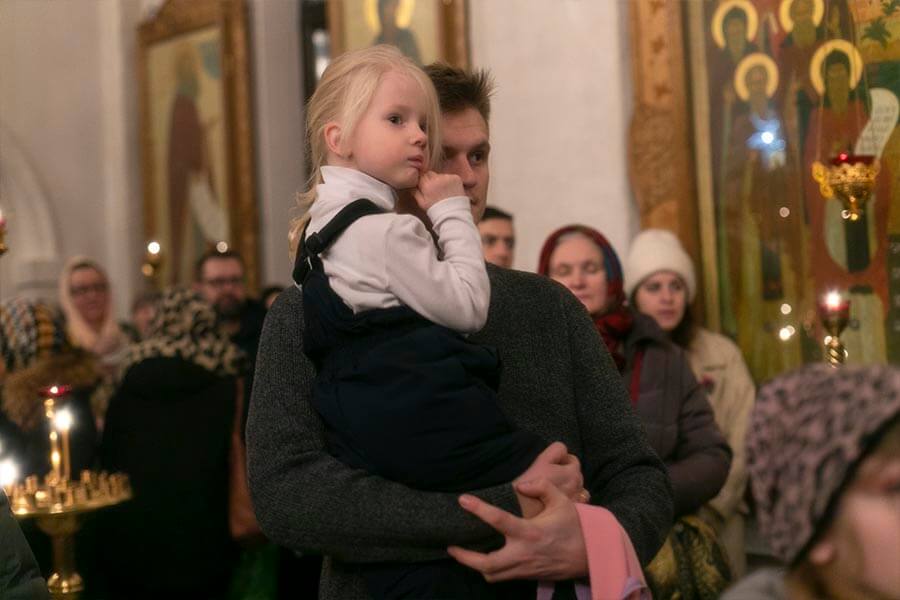 дочка на руках у папы