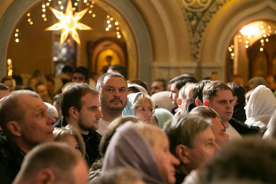 мужчины в храме