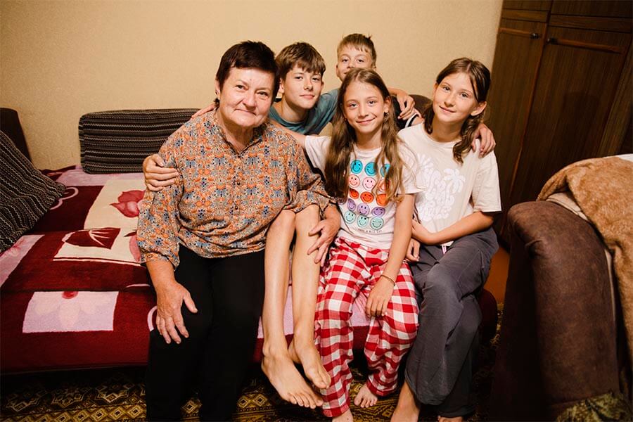 дети с бабушкой
