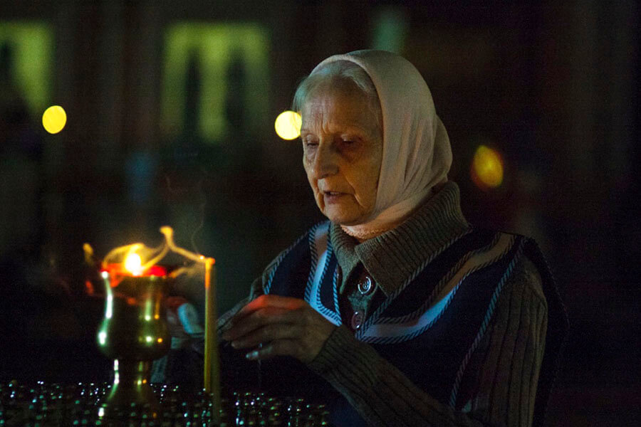 бабушка читает молитвы