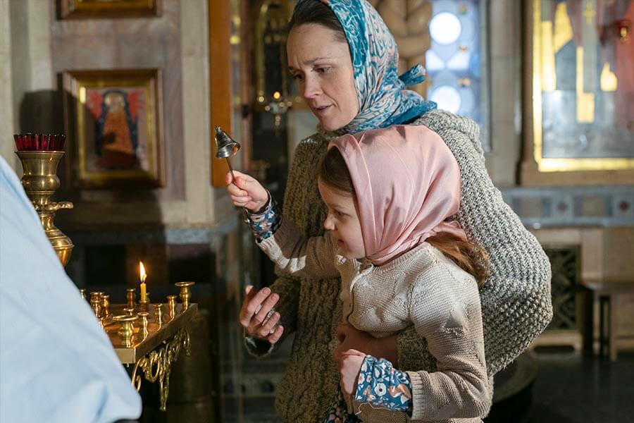 мама с дочкой в храме