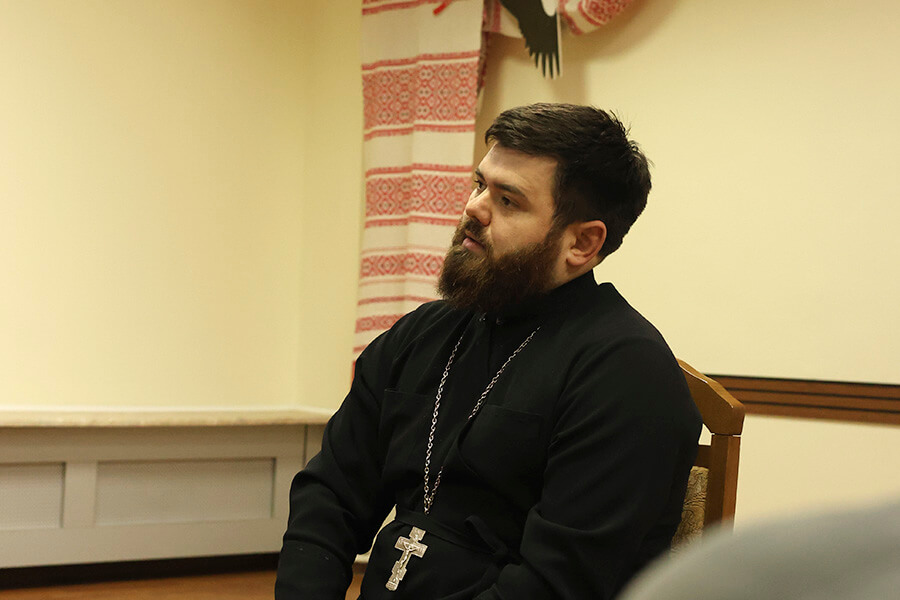 молодой священник