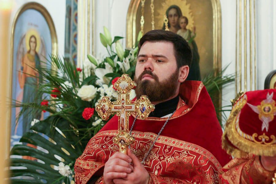священник с крестом