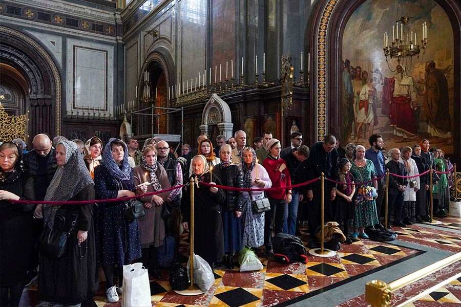 люди в храме