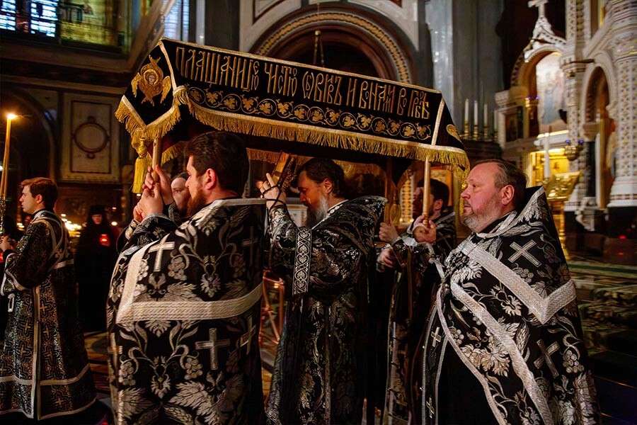 священники несут Плащаницу