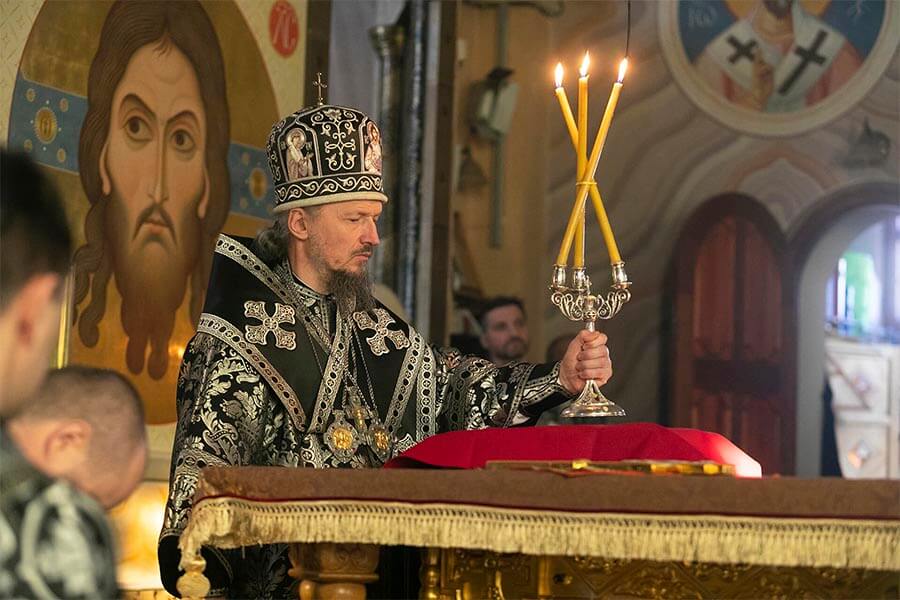 митрополит у престола со свечой
