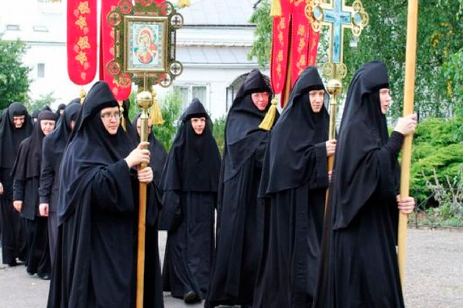 крестный ход в монастыре