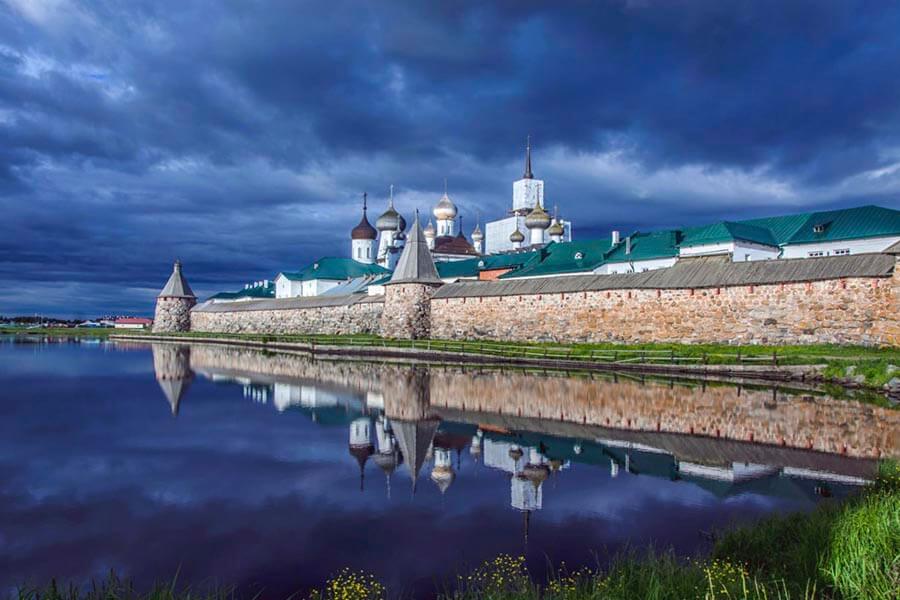 древний монастырь у озера