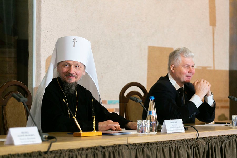 улыбающийся митрополи