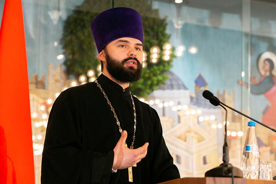 молодой священник