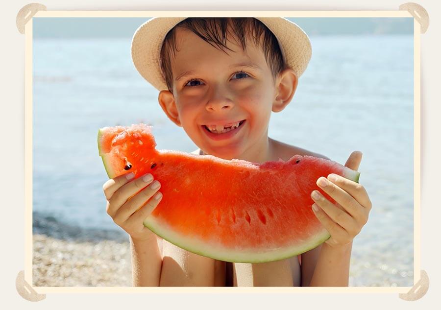 мальчик есть арбуз