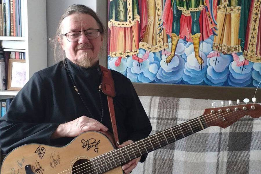 отец рафаил с гитарой