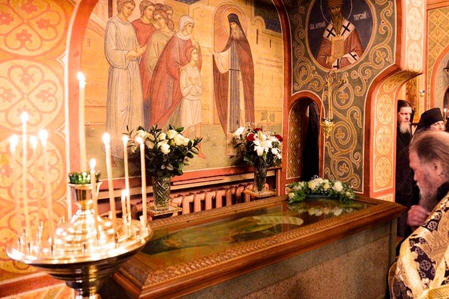 Рака с мощами преподобного Варсонофия Оптинского 